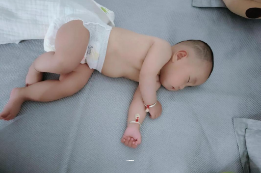 代怀生子好找吗几个月宝宝会抬头